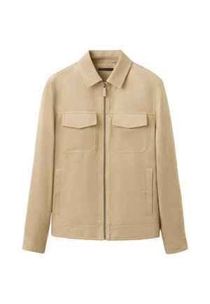 Jachetă bej cu fermoar, mâneci lungi, două buzunare cu clapetă pe piept și guler clasic, afișată pe un fundal alb.