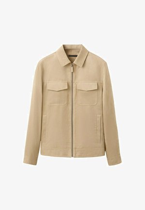 Jachetă bej cu fermoar, mâneci lungi, două buzunare cu clapetă pe piept și guler clasic, afișată pe un fundal alb.