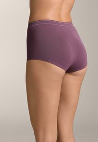 Mutande viola a vita alta realizzate in tessuto liscio ed elastico. Presentano un colore uniforme con cuciture leggere lungo la fascia in vita per un dettaglio raffinato.