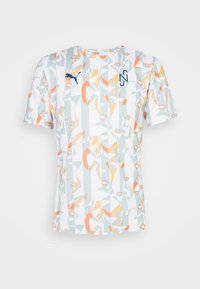Camisa atlética de manga corta hecha de tejido ligero; base blanca con patrones geométricos en azul claro, naranja y gris. Presenta un logo.