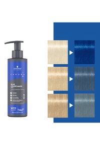 Chroma ID Blaue Farbmaske in einer blauen Flasche mit Pumpspender, neben Haarproben, die verschiedene Blau- und Blondtöne zeigen.