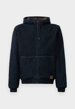 Dunkelblaue Jeansjacke mit Kapuze, Reißverschluss vorne, elastischen Bündchen und Saum. Zwei Fronttaschen und ein Lederetikett auf der unteren linken Seite. Strukturiertes Finish.