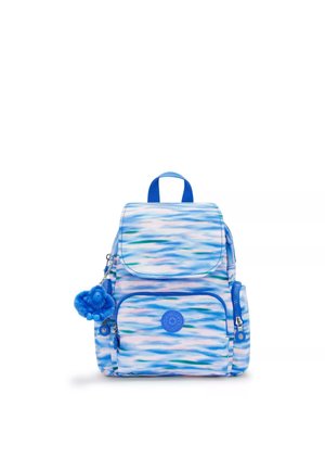 Blauwe en witte rugzak met een patroon, meerdere zakken, ronde vorm, gebreid textiel en een blauwe pluche charme die aan een ritssluiting is bevestigd.