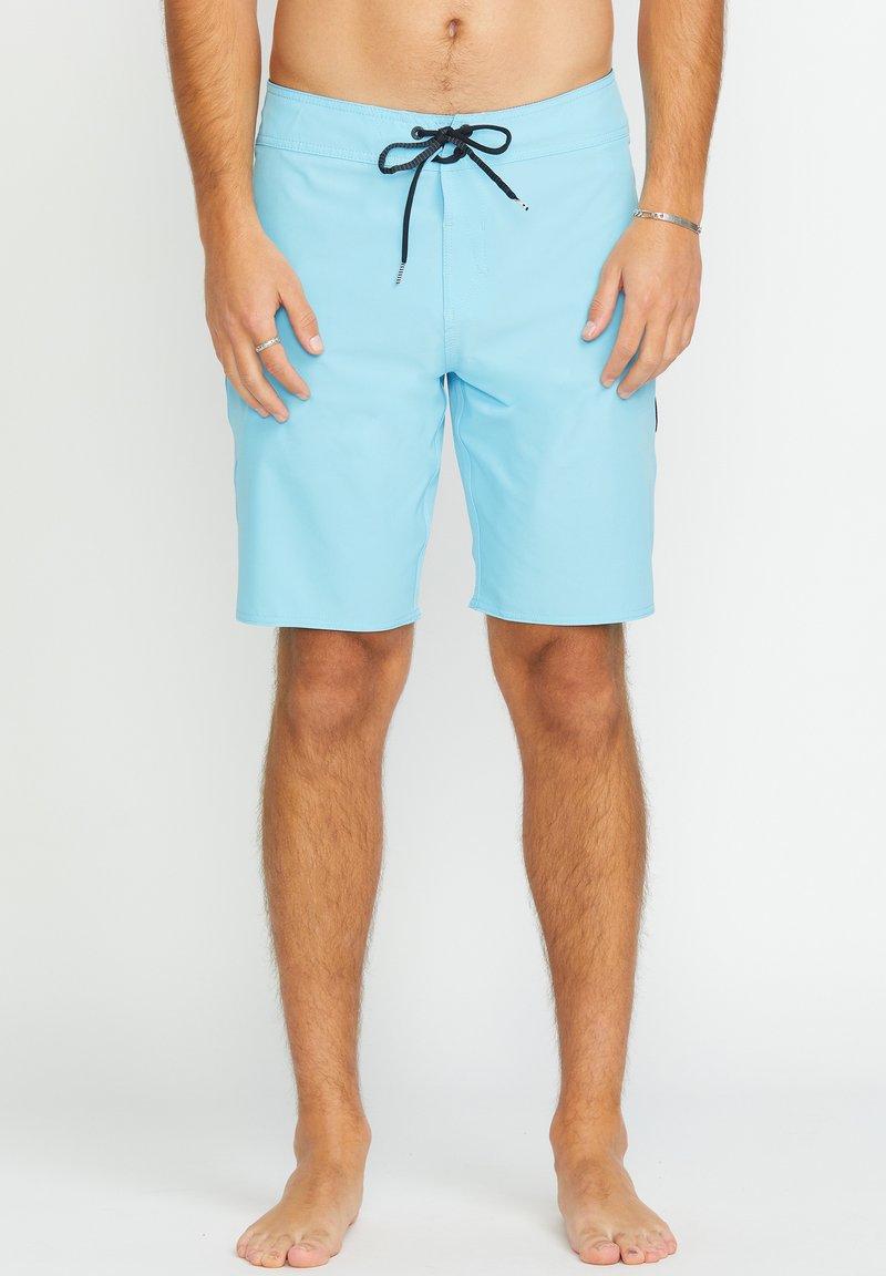 Shorts de bain bleu clair en tissu à séchage rapide, dotés d'un cordon de serrage noir, de poches latérales et d'une coupe confortable et ample.