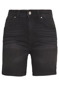 Pantalones cortos de mezclilla negra con un diseño ajustado, que cuentan con cinco bolsillos, cierre frontal de cremallera y un sutil desgaste para textura.