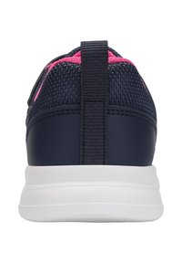 Marineblaue Sportsschuhe mit strukturiertem Obermaterial, pinken Akzenten und einer weißen Gummisohle, ausgestattet mit einer auffälligen hinteren Zugschlaufe.