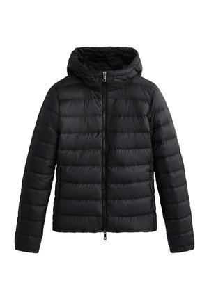 Jachetă puffer neagră cu glugă, având panouri cusute orizontale, un fermoar frontal și o textură de material lucios, elegant.