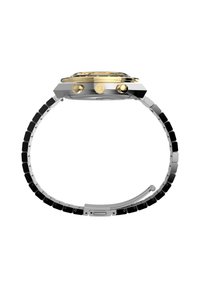Silber- und goldfarbener Uhr mit einem achteckigen Gehäuse, schwarzem und silbernem Armband, doppelten Drückern und einer ausgeprägten Krone zur Anpassung.