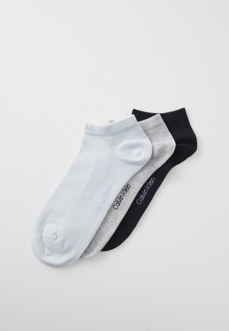 Τρία ζευγάρια κοντών κάλτσων σε ανοιχτό μπλε, γκρι και ναυτικό μπλε. Κάθε κάλτσα διαθέτει λεία υφή και το λογότυπο "Calvin Klein" κεντημένο στο πλάι.