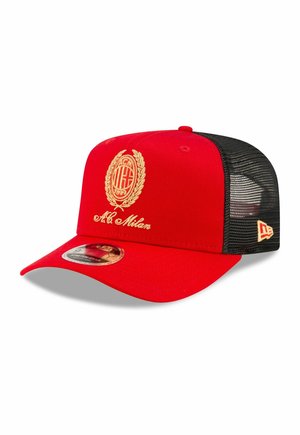 Rotes und schwarzes Baseballcap aus Mesh mit goldenem AC Mailand-Logo und Schriftzug vorne, gebogenem Schirm und verstellbarem Snapback-Verschluss.