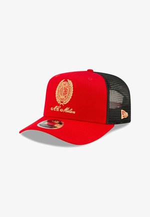 Rotes und schwarzes Baseballcap aus Mesh mit goldenem AC Mailand-Logo und Schriftzug vorne, gebogenem Schirm und verstellbarem Snapback-Verschluss.