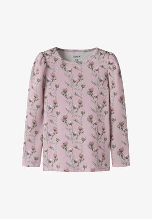 Lange mouwen blouse van lichtroze katoen met bloemenprint in groen- en paarstinten. Voorzien van geplooide pofmouwen en een ronde halslijn.
