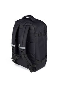 Mochila de tela negra con correas acolchadas, hebillas laterales y acentos reflectantes. Forma rectangular, textura suave, diseño minimalista.