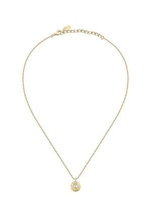 Fin guldkæde med en rund vedhæng, der har en klar central sten og indgraveret mærkenavn rundt om kanten.