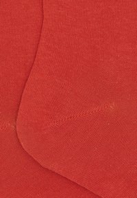 Rote Baumwollsocken mit glatter Textur, klassischem einfärbigem Design und gerippten Bündchen für einen sicheren Sitz.