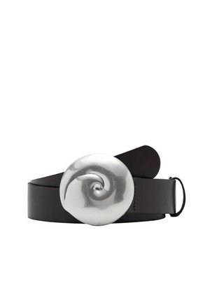 Cinturón de cuero negro con una hebilla grande, redonda y plateada que presenta un diseño en espiral, exhibido enrollado sobre un fondo blanco.