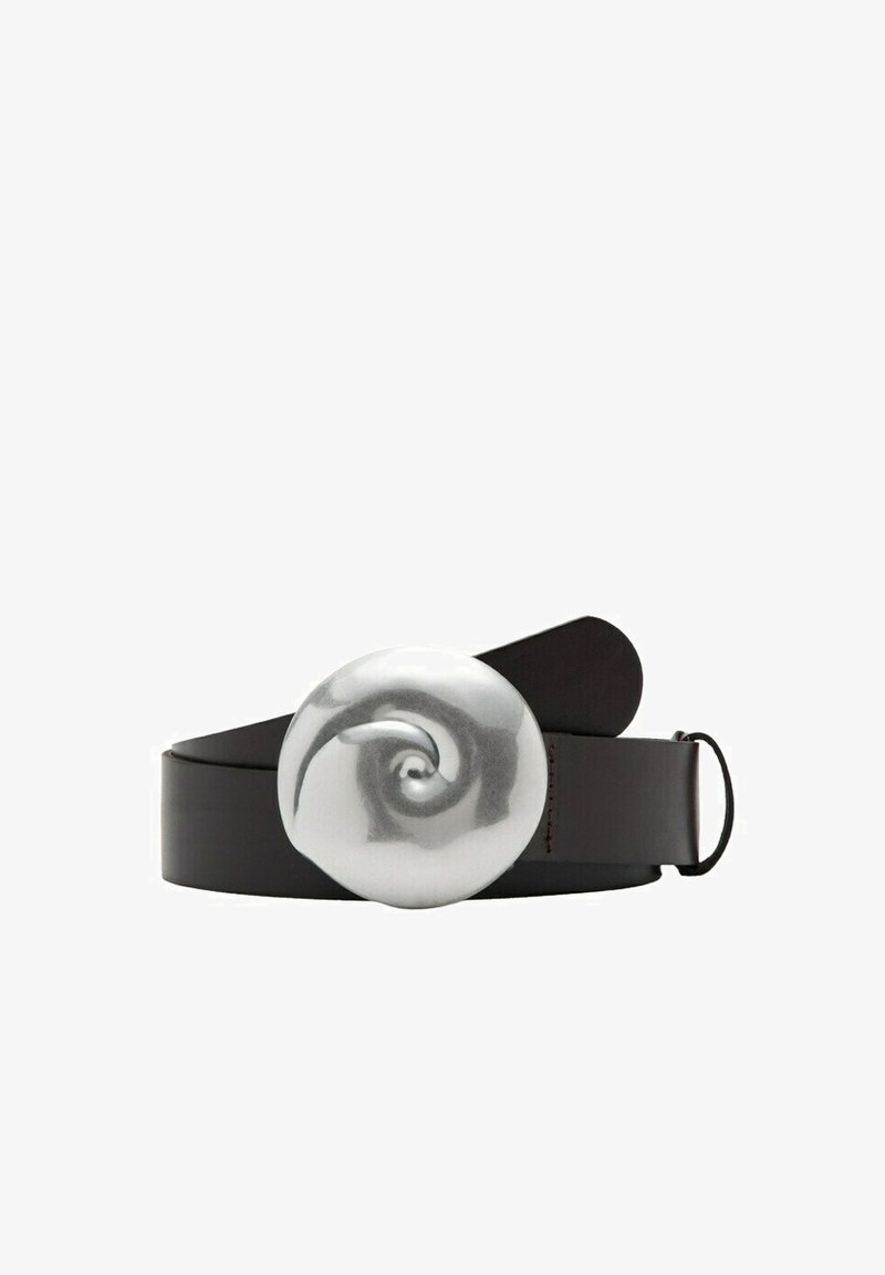 Ceinture en cuir noir avec une grande boucle ronde en argent ornée d'un motif en spirale, présentée enroulée sur un fond blanc.