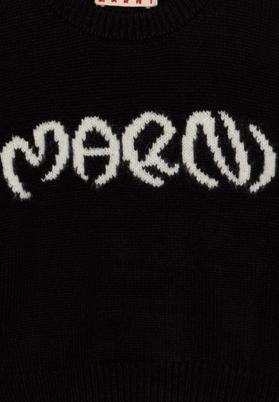 Schwarzer Strickpullover mit einem auffälligen, stilisierten weißen Logo in Kursivschrift auf der Vorderseite. Der Ausschnitt ist rund und die Textur ist leicht flauschig.