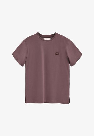 T-shirt en coton violet à manches courtes avec un col rond et un petit patch logo rectangulaire sur la poitrine. Ourlet droit avec fentes latérales.