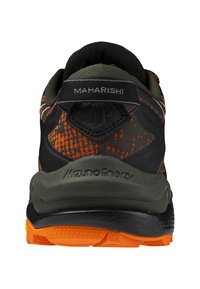 Scarpa da trail running nera e arancione con una tomaia in mesh testurizzato, colletto imbottito e suola ammortizzata con un logo Mizuno Energy ben visibile.