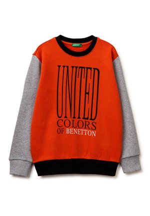 Bluza z okrągłym dekoltem, pomarańczowym tułem, szarymi długimi rękawami, czarnym kołnierzem i dołem, z napisem "UNITED COLORS OF BENETTON" z przodu.