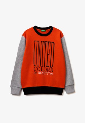 Bluza z okrągłym dekoltem, pomarańczowym tułem, szarymi długimi rękawami, czarnym kołnierzem i dołem, z napisem "UNITED COLORS OF BENETTON" z przodu.