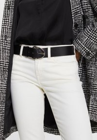 Esprit MEDIUM RISE - Liibuvad teksad - off white