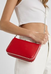 Stradivarius BEADED - Torba čez telo - red
