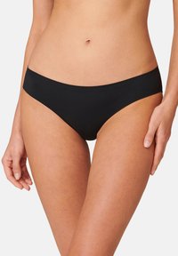 Czarne majtki bikini wykonane z gładkiego materiału, charakteryzujące się niskim stanem i bezszwowymi krawędziami. Ogólny kształt jest minimalistyczny i dopasowany.