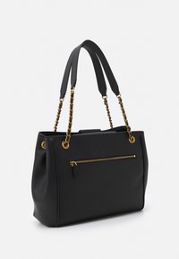 Mustat keinonahasta valmistetut olkalaukut, joissa on kultasävyinen ketju ja hihnat, vetoketjullinen etutasku ja jämäkkä muoto. Silkinen pinta, vähäisellä yksityiskohtaisuudella.