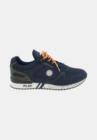 Mörkblå sneakers med orange snören, texturerad tyg och läderdetaljer. Har en prickig sula och en logotyp på sidan.