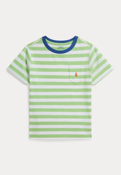 Camiseta de niño de manga corta con rayas horizontales verdes y blancas, cuello azul, bolsillo en el pecho y pequeño logo bordado en naranja.