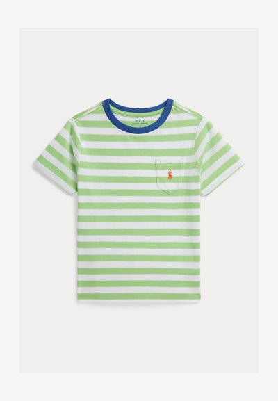 Camiseta de niño de manga corta con rayas horizontales verdes y blancas, cuello azul, bolsillo en el pecho y pequeño logo bordado en naranja.