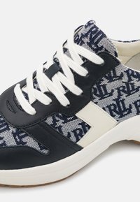 Lauren Ralph Lauren RYLEE MONOGRAM JACQUARD SNEAKER - Sapatilhas - navy/vanilla/deep saddle tan