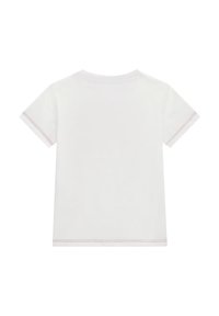 T-shirt bianca a maniche corte con colletto rotondo e cuciture rosse a contrasto lungo le maniche e l'orlo, texture di cotone liscia.