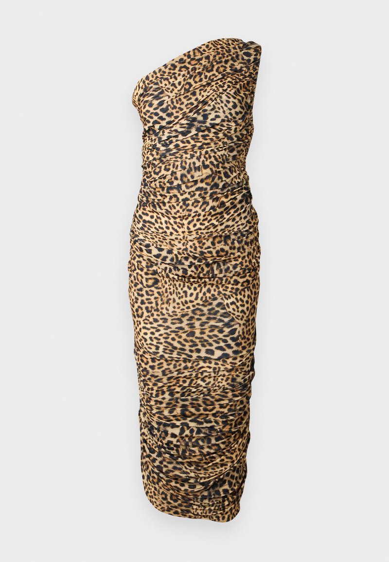 Robe asymétrique à imprimé animalier avec un design froncé, présentant un motif léopard beige et noir, et une silhouette ajustée.