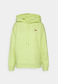Grønn hettegenser laget av myk stoff, med en front kangaroo-lomme, justerbar snorhette og liten rød logo-lapp på brystet.