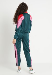 Urban Classics LADIES 3 TONE TRACK JACKET - Bombejakke - jasper/firered/coolpink