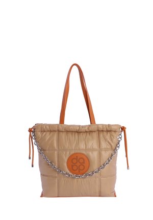 Bolso tote beige acolchado con asas de cuero marrón, una correa de cadena plateada y un parche redondo de cuero marrón con logo en la parte delantera.