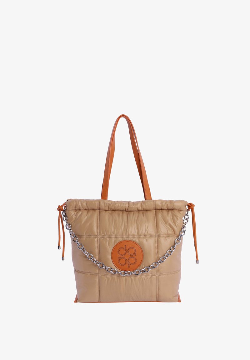 Bolso tote beige acolchado con asas de cuero marrón, una correa de cadena plateada y un parche redondo de cuero marrón con logo en la parte delantera.