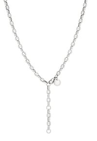 Zilveren ketting met ovalen schakels, met een centrale hanger en een ronde tag eraan bevestigd. Glad uiterlijk, minimalistisch ontwerp.