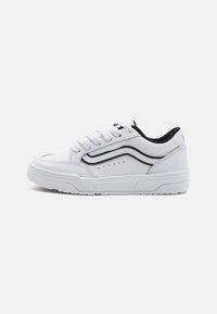 Baskets en cuir blanc avec des accents noirs, présentant des lacets ronds, un talon texturé, des perforations pour la respirabilité et une semelle en caoutchouc.