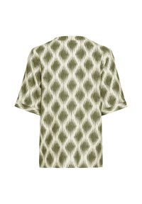 Kortærmet bluse med olivengrønne og hvide abstrakte diamantmønstre, set bagfra på en hvid baggrund.