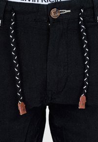 Non sélectionné, black