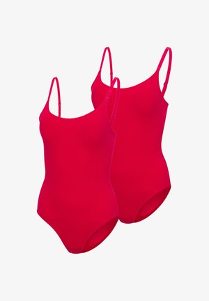 Zwei schlichte, hellrote Badeanzüge mit dünnen, verstellbaren Schulterriemen auf weißem Hintergrund.
