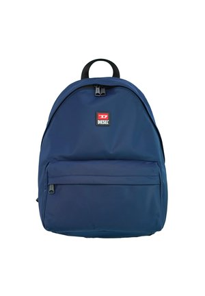 Zaino Diesel blu navy con tasca frontale con zip, manico superiore e chiusura con doppia zip sul compartimento principale su sfondo bianco.