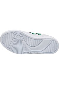 Biała podeszwa sneakersów z teksturowanym gumowym gripem, charakteryzująca się heksagonalnym wzorem i wyraźnym żłobionym wzornictwem. Minimalne oznakowanie widoczne.