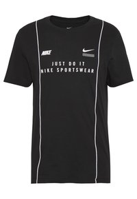 Schwarzes Nike T-Shirt mit weißem Text "JUST DO IT NIKE SPORTSWEAR" und Logo. Verfügt über weiße vertikale Nähte an den Seiten. Baumwollmaterial.