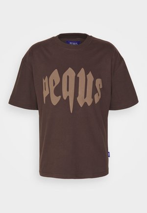 Braunes kurzärmeliges T-Shirt mit großen stilisierten beigen Buchstaben "pequs" auf der Vorderseite und einem blauen Markenzeichen an der Seitennaht.