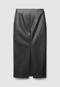 Jupe midi en cuir noir avec des plis sur le devant et une fente haute, présentant une texture lisse et une silhouette ajustée.